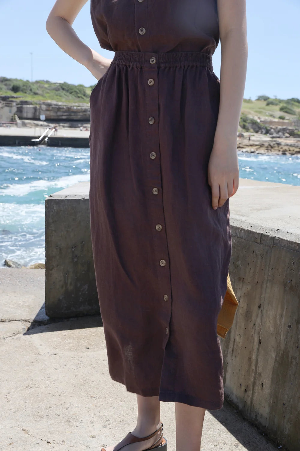 BASIC BUTTON FRONT SKIRT